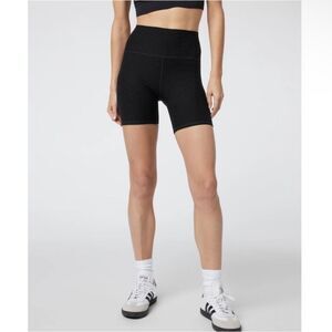 VUORI | High-Waisted Elevation Biker Shorts in Black Heather Women’s Size Medium